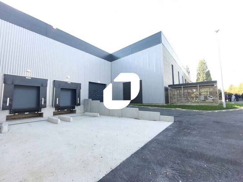 7 Avenue Georges Politzer, Trappes for lease - Building Photo - Image 2 of 18