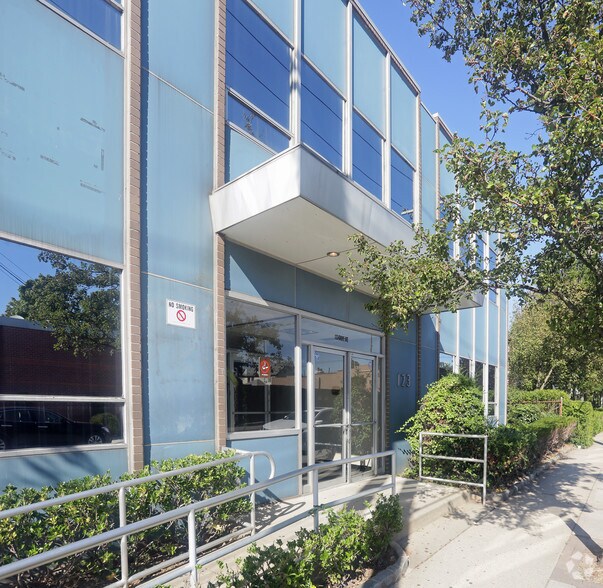 123 Grove Ave, Cedarhurst, NY à louer - Photo du bâtiment - Image 2 de 3