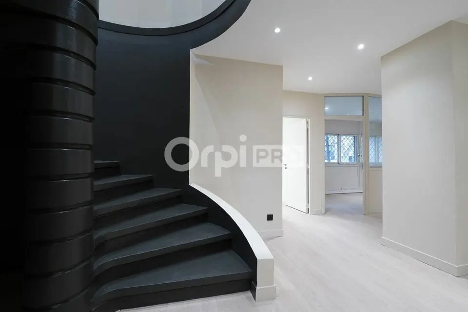 Office in Lyon for lease Interior Photo- Image 1 of 12