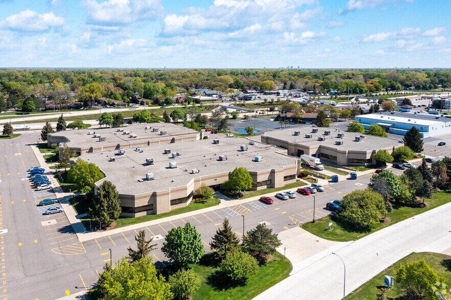 31572 Industrial Rd, Livonia, MI à louer - Photo du bâtiment - Image 2 de 39