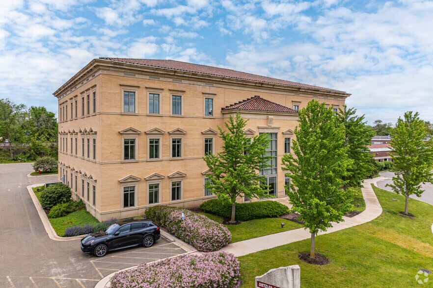 4970 Varsity Dr, Lisle, IL à vendre - Photo du bâtiment - Image 2 de 5