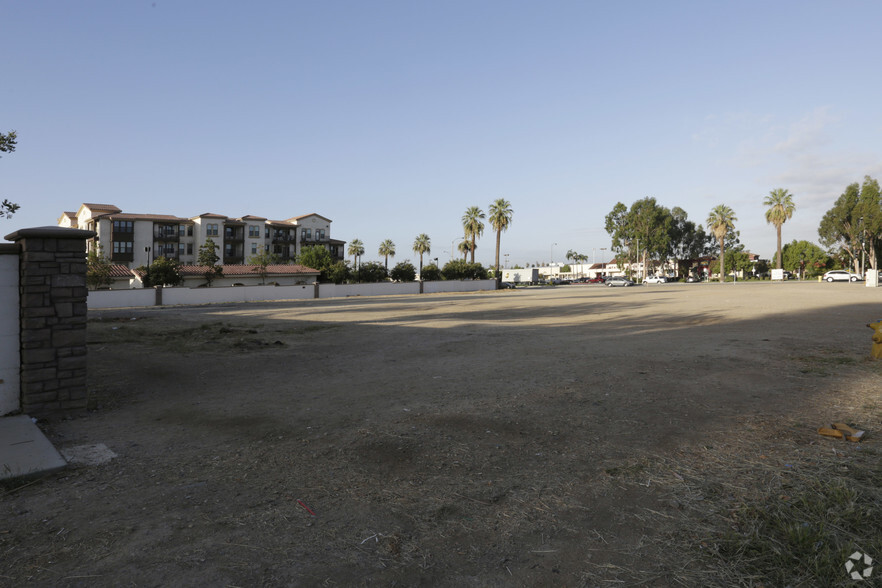 Southeast Corner Of Iowa Ave & Massachusetts Ave, Riverside, CA à louer - Photo principale - Image 2 de 5