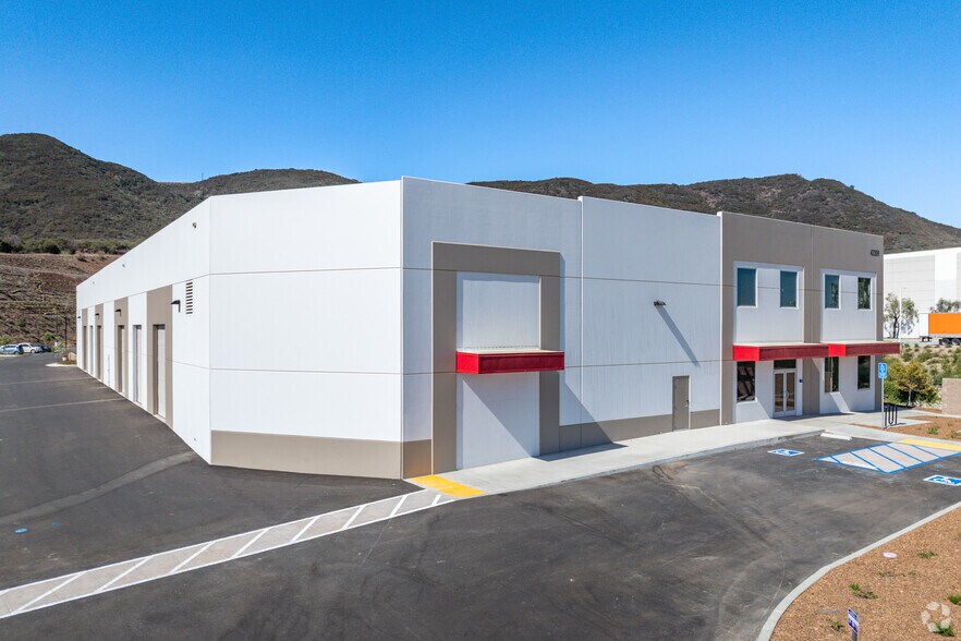 42398 Remington Ave, Temecula, CA à louer - Photo du bâtiment - Image 3 de 6