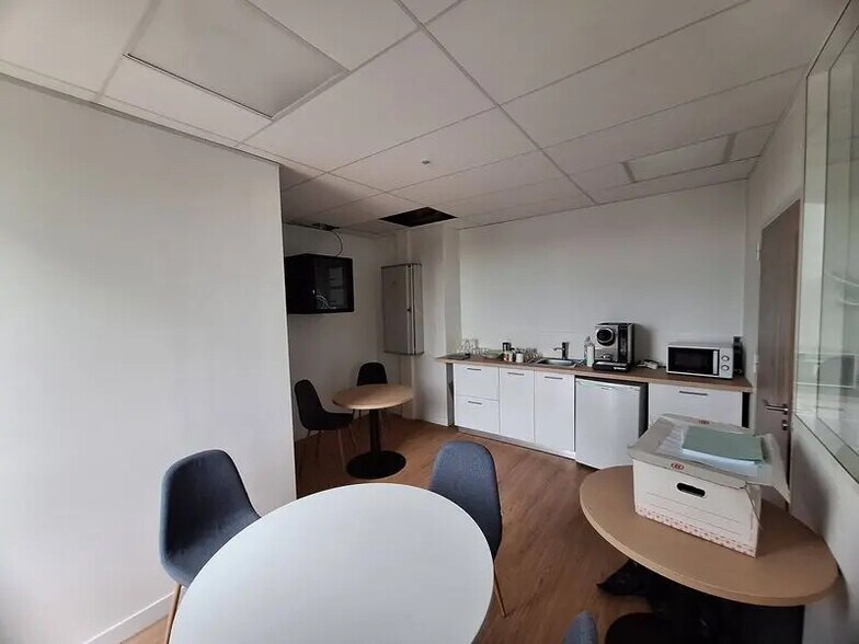 Office in Bordeaux for lease - Interior Photo - Image 3 of 14