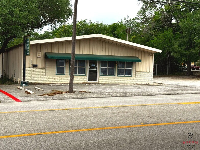 1220 S Main St, Boerne, TX à louer - Photo du bâtiment - Image 2 de 10