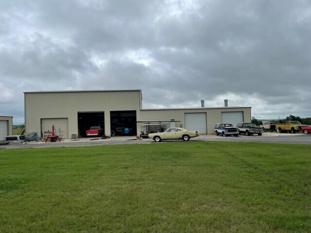 2201 County Road 460, Coupland, TX à vendre - Photo du bâtiment - Image 2 de 4