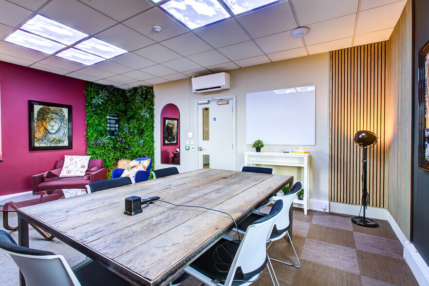 1A Holywell Hl, St. Albans à louer - Photo du bâtiment - Image 2 de 8