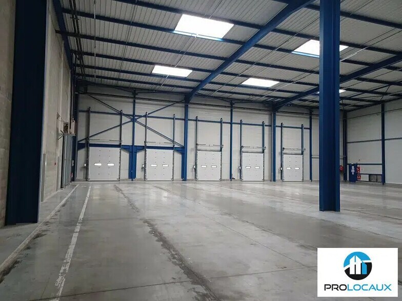 Industrial in Miribel for lease - Building Photo - Image 3 of 11