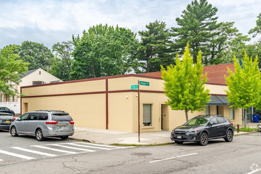 211-20 Union Tpke, Oakland Gardens, NY à vendre - Photo du bâtiment - Image 1 de 5
