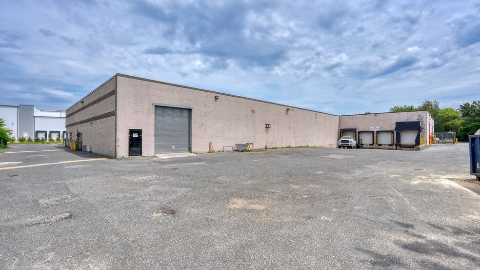50 Haynes Ct, Ronkonkoma, NY à louer - Photo du bâtiment - Image 2 de 3