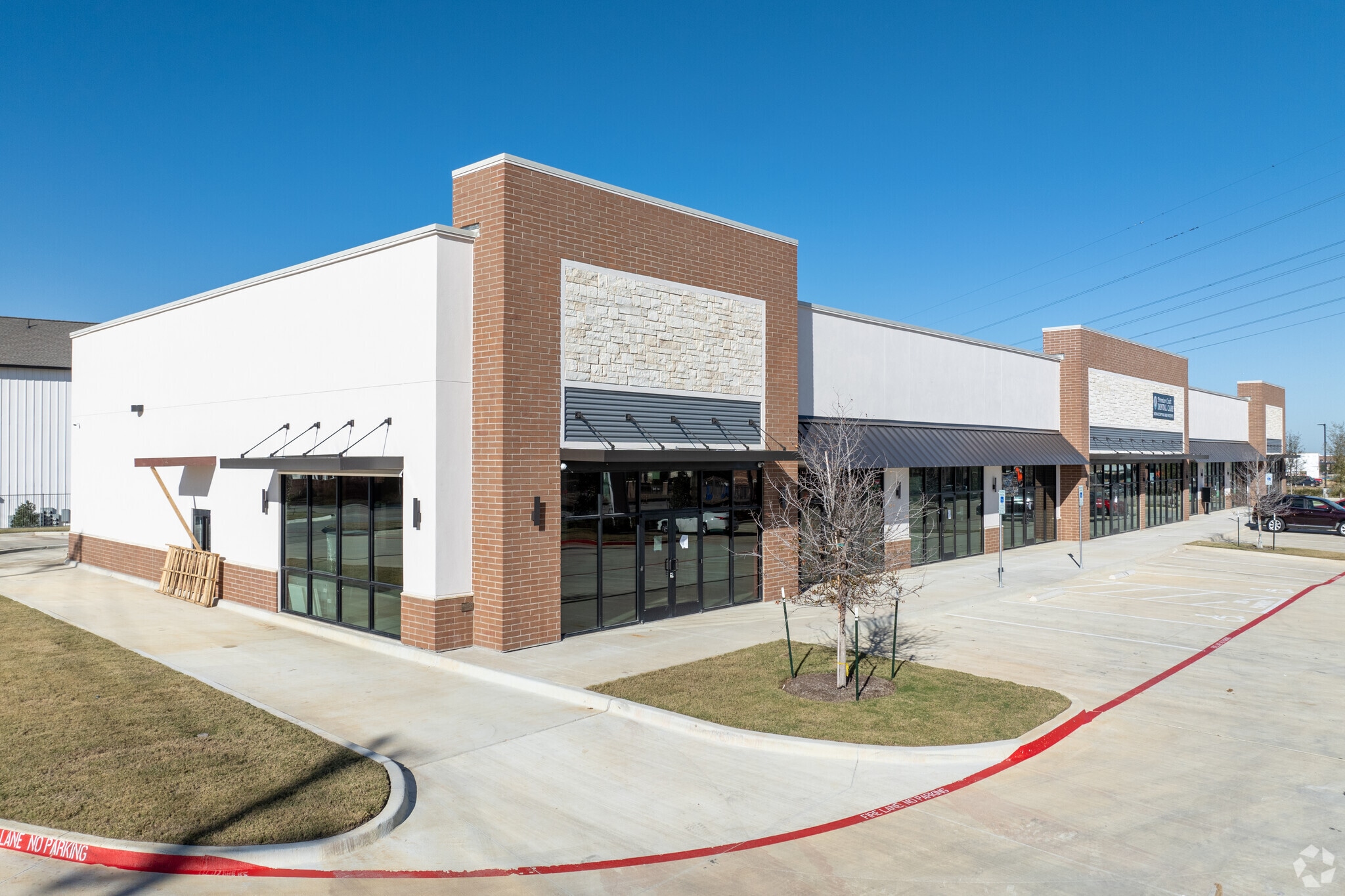 1305 Debbie Ln, Arlington, TX for lease Building Photo- Image 1 of 28