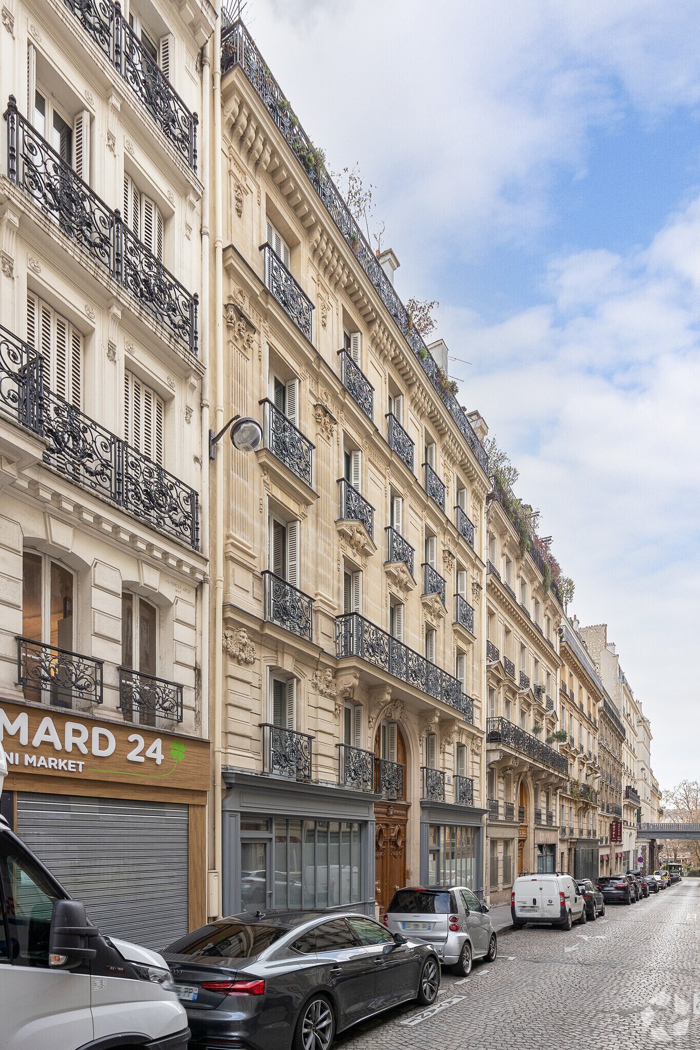 22 Rue Pierre Sémard, Paris for lease Primary Photo- Image 1 of 3