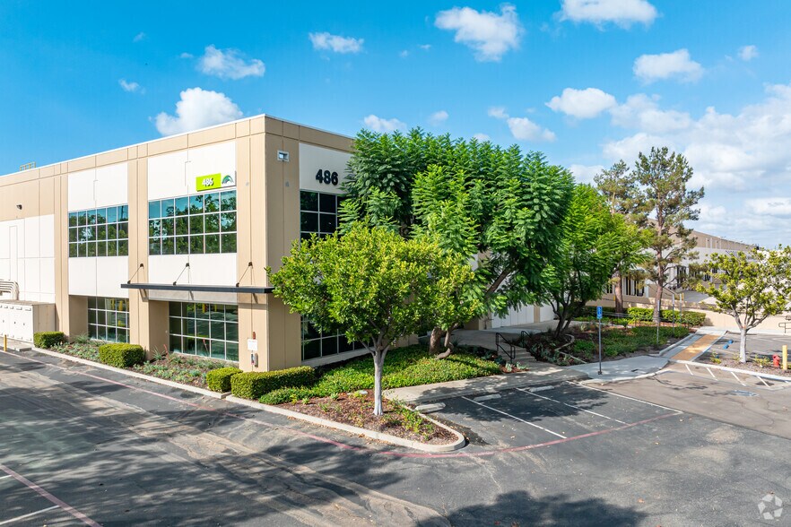 458-486 E Lambert Rd, Fullerton, CA à louer - Photo du bâtiment - Image 1 de 23