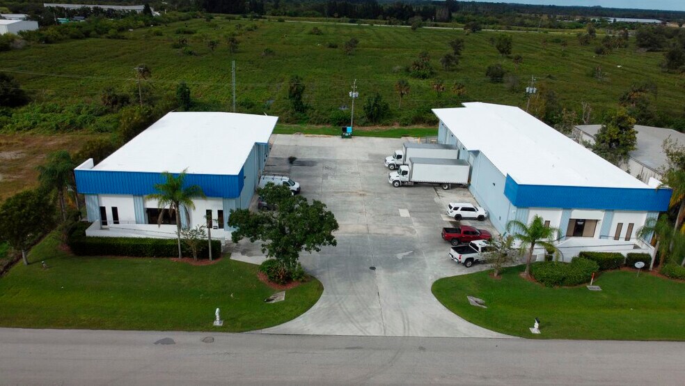 7328 Commercial Cir, Fort Pierce, FL à vendre - Photo principale - Image 1 de 8