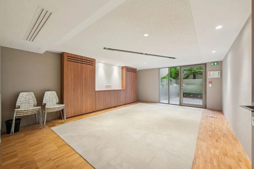 60 Rue Jouffroy D'Abbans, Paris for lease - Building Photo - Image 1 of 12