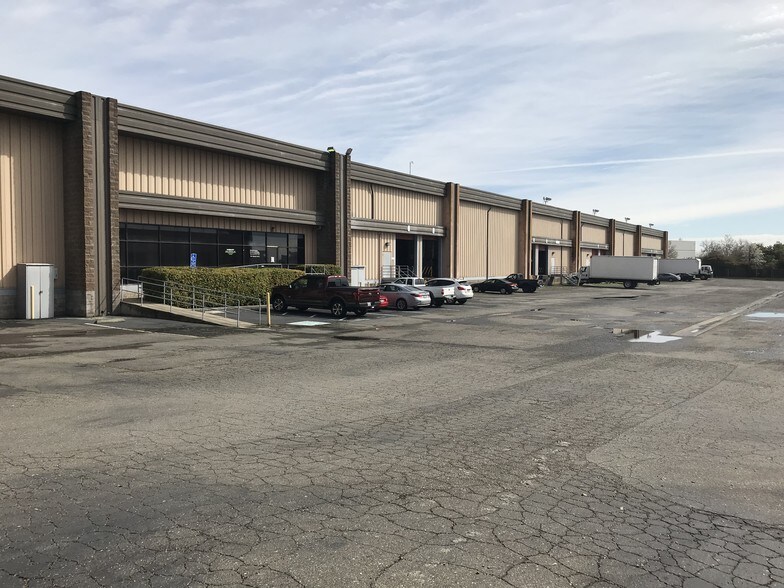 751 Eubanks Dr, Vacaville, CA à louer - Photo du bâtiment - Image 2 de 7