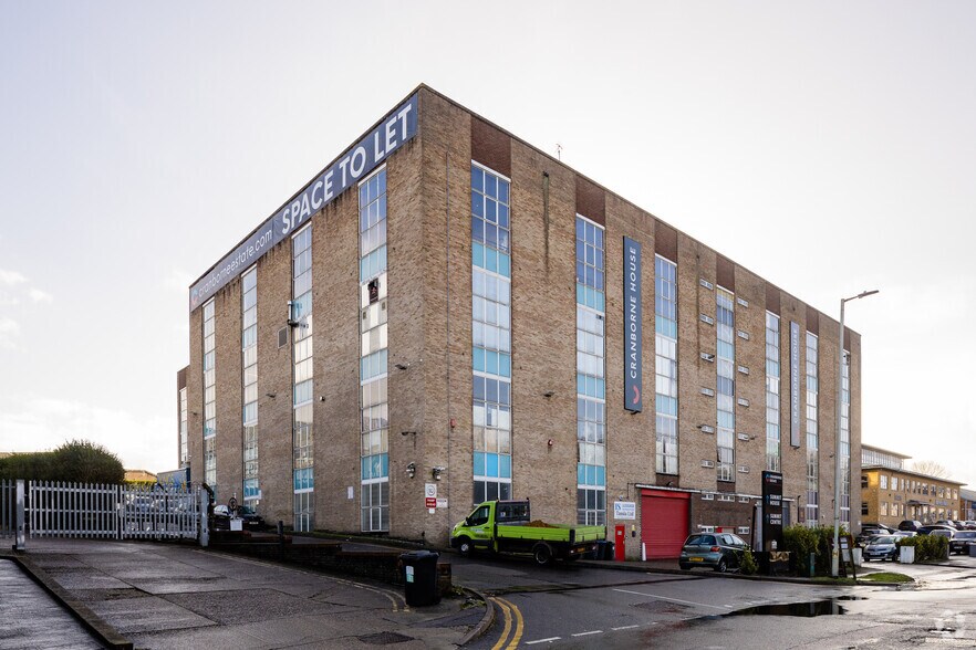 Cranborne Rd, Potters Bar à vendre - Photo du bâtiment - Image 2 de 2