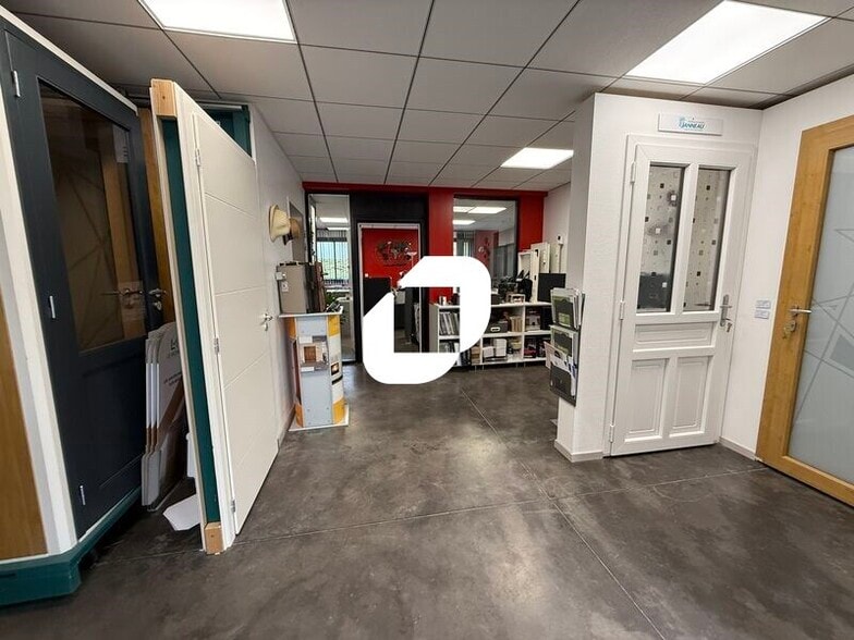 Office in Saint-Laurent-de-Mure for lease - Building Photo - Image 3 of 7