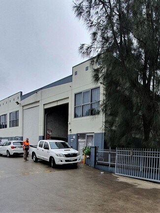 Plus de détails pour 15 Gartmore Ave, Bankstown - Industriel à louer