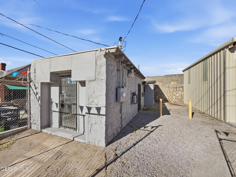 2201 Texas Ave, El Paso, TX for sale - Building Photo - Image 2 of 31