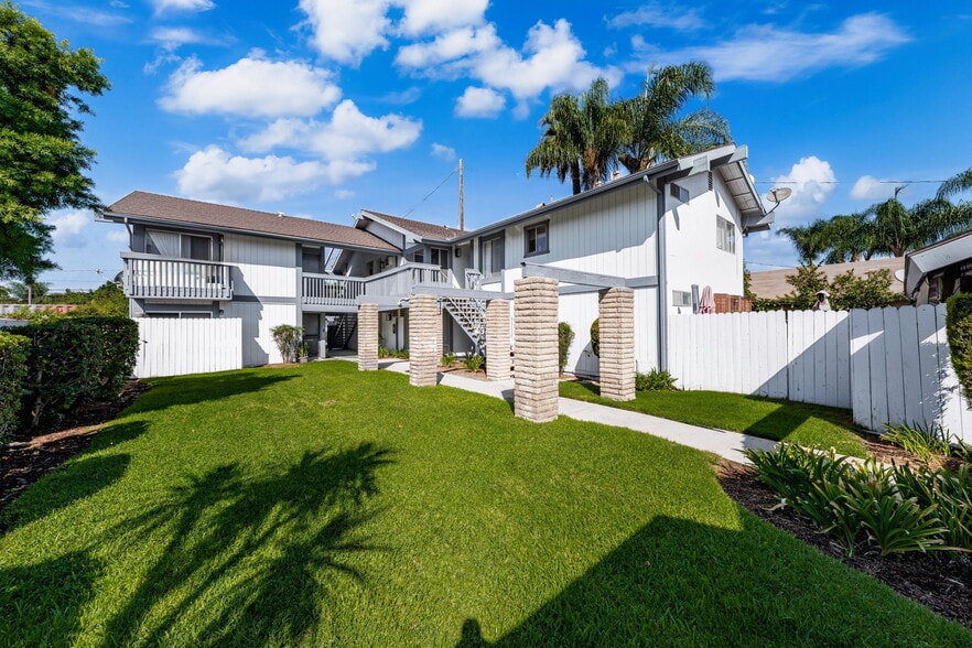 111 Stanford Ave, Fullerton, CA à vendre - Photo du bâtiment - Image 2 de 9