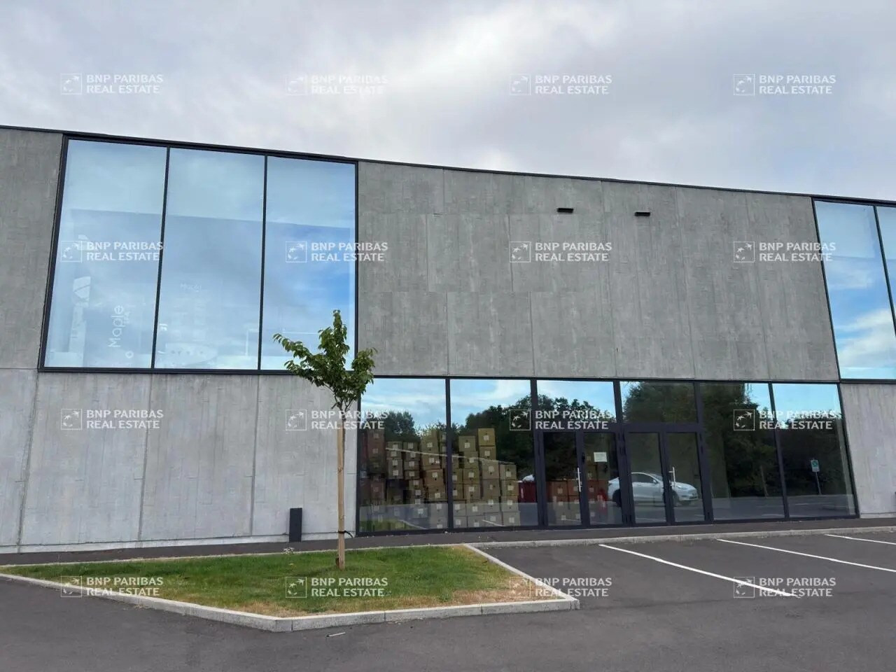 Office in Neuville-en-Ferrain for lease Building Photo- Image 1 of 20