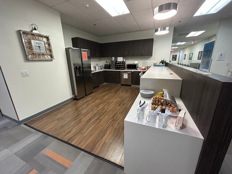 4435 E Chandler Blvd, Phoenix, AZ à louer - Photo intérieure - Image 3 de 8