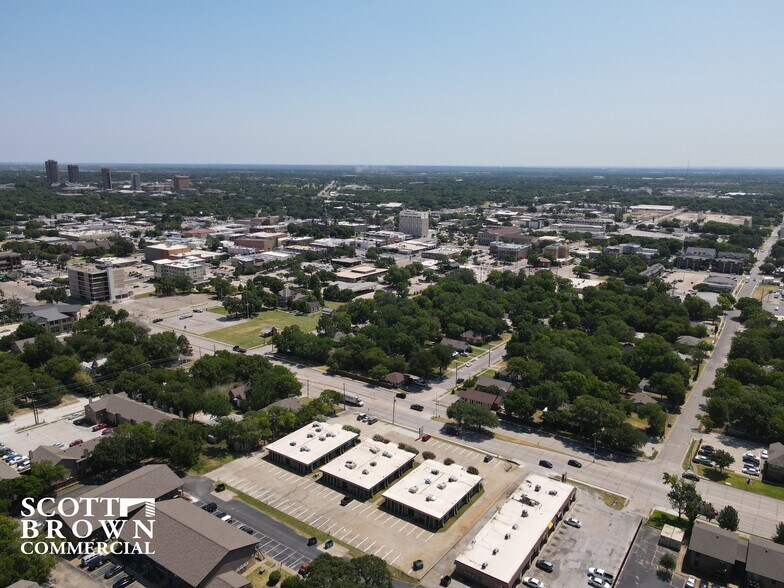400 S Carroll Blvd, Denton, TX à louer - Photo du bâtiment - Image 3 de 6