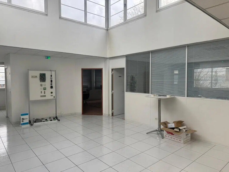 10-12 Rue Marcel Paul, Bezons for lease - Interior Photo - Image 3 of 10