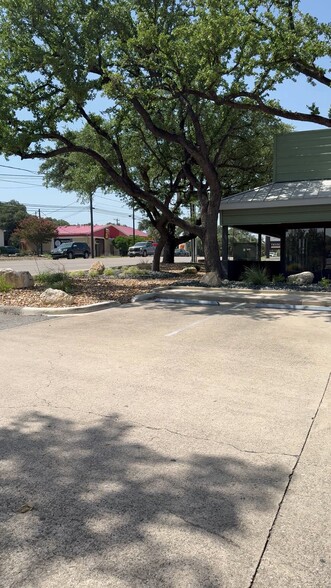1201 S Main St, Boerne, TX à vendre - Vidéo sur l’inscription commerciale - Image 2 de 6