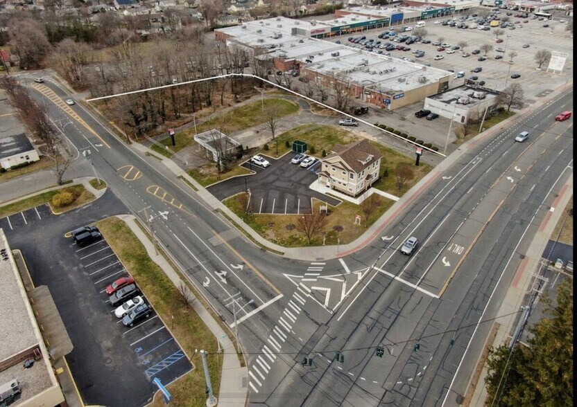 590 Patchogue Rd, Port Jefferson Station, NY à vendre - Photo principale - Image 2 de 2