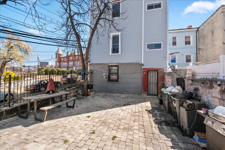 97 Waverly St, Yonkers, NY à vendre - Photo du bâtiment - Image 2 de 28