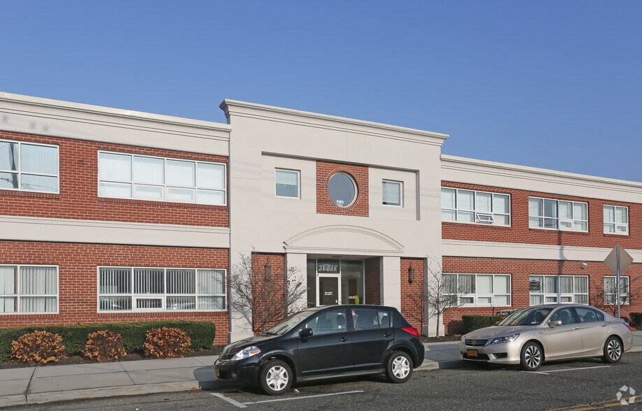 31 Oak St, Patchogue, NY à louer - Photo du bâtiment - Image 2 de 6