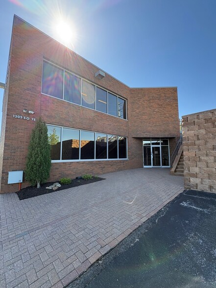 1205-1207 S 75th St, Omaha, NE à vendre - Photo du bâtiment - Image 2 de 8