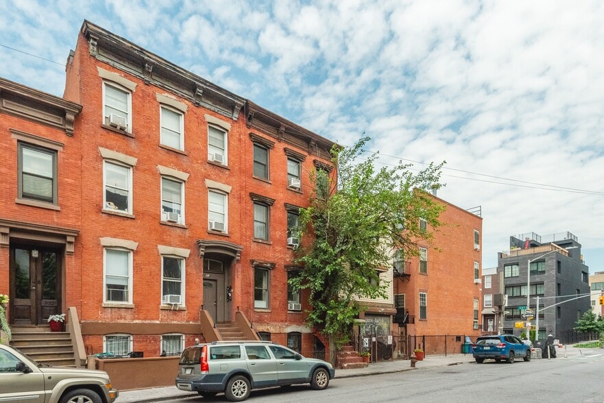 328 Berry St, Brooklyn, NY à vendre - Photo du bâtiment - Image 3 de 13