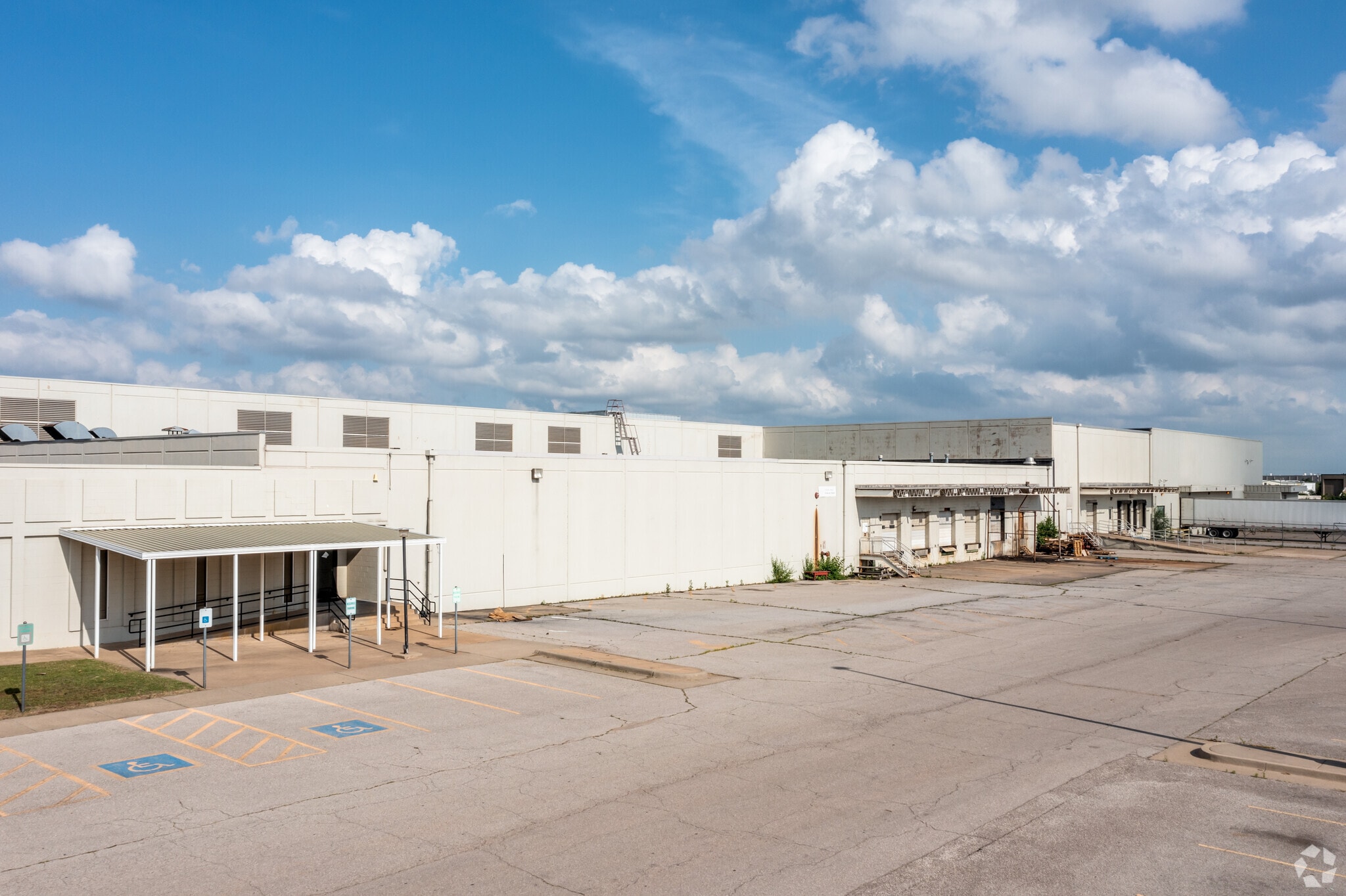 5400-5400 NW 5th St, Oklahoma City, OK for lease Primary Photo- Image 1 of 13