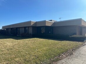 333 W Hintz Rd, Wheeling, IL for lease Interior Photo- Image 2 of 8