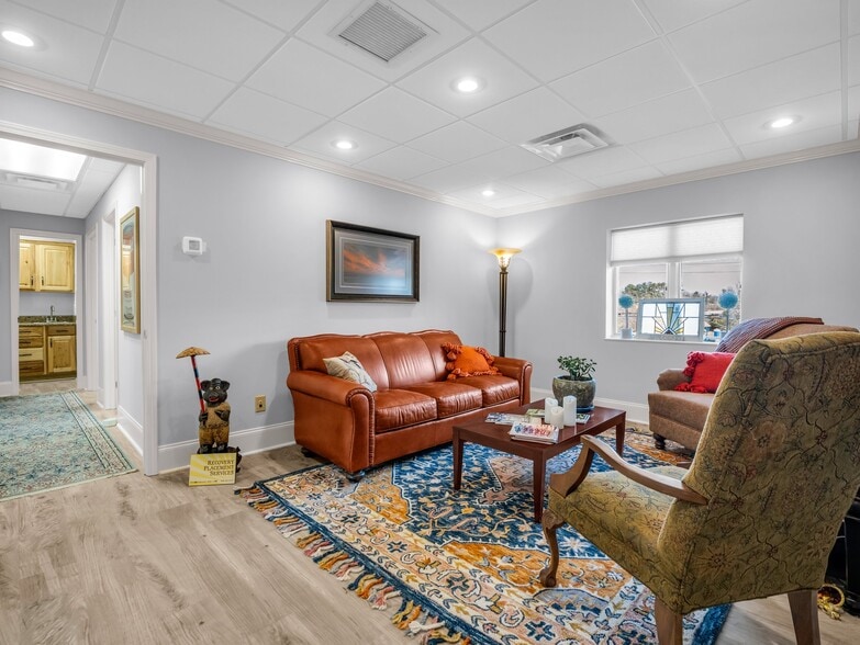 1612 Asheville Hwy, Hendersonville, NC à vendre - Photo du bâtiment - Image 2 de 24