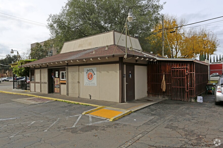 1201 R St, Sacramento, CA à vendre - Photo du bâtiment - Image 2 de 8