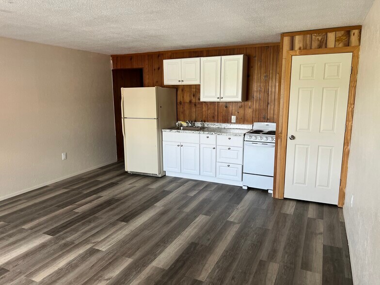 5-prop (48 apts, 1 com unit, 85 storage) portefeuille de 5 propriétés à vendre sur LoopNet.ca - Photo du bâtiment - Image 2 de 33