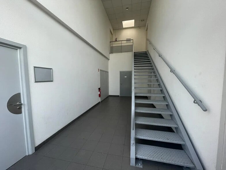 Flex in Lisses for lease - Building Photo - Image 2 of 17