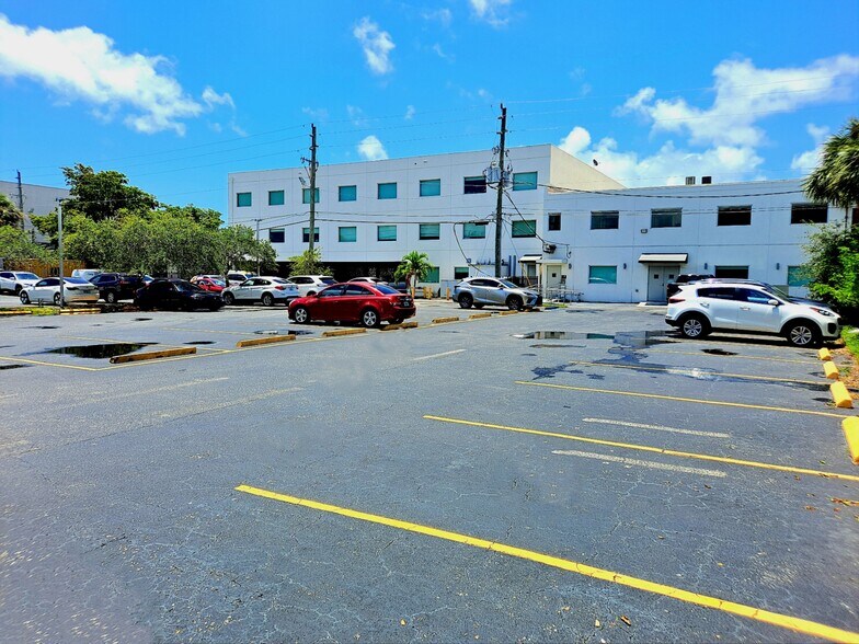 1005 NE 125th St, North Miami, FL à louer - Photo du bâtiment - Image 3 de 10
