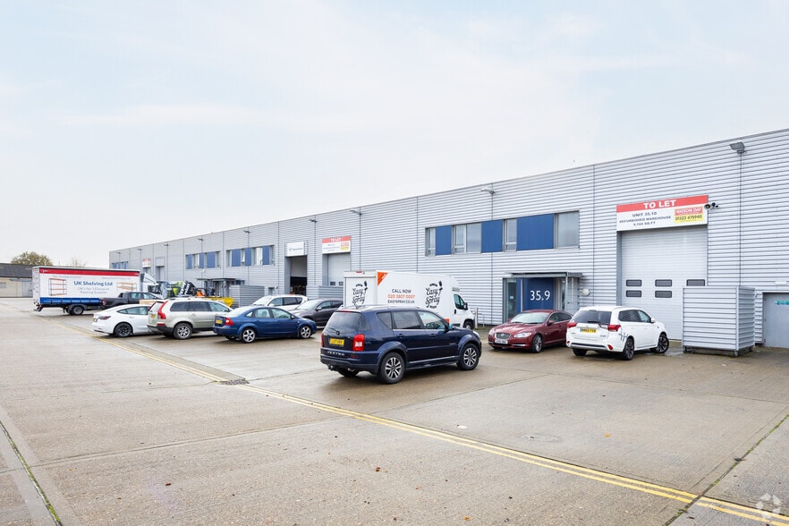 35.6-35.10 White Hart Ave, Londres à louer - Photo du bâtiment - Image 2 de 2