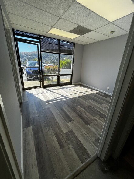 100 N Hill Dr, Brisbane, CA for lease - Interior Photo - Image 2 of 9