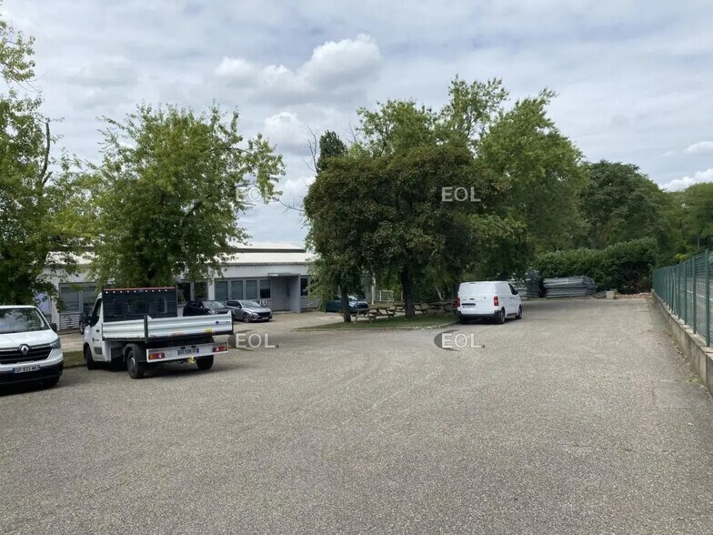 Industriel dans Saint-Priest à louer - Photo du bâtiment - Image 1 de 31