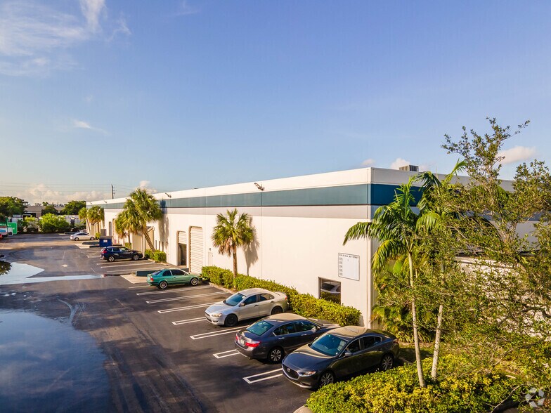 1570-1578 NW 165th St, Miami, FL à louer - Photo du bâtiment - Image 2 de 4