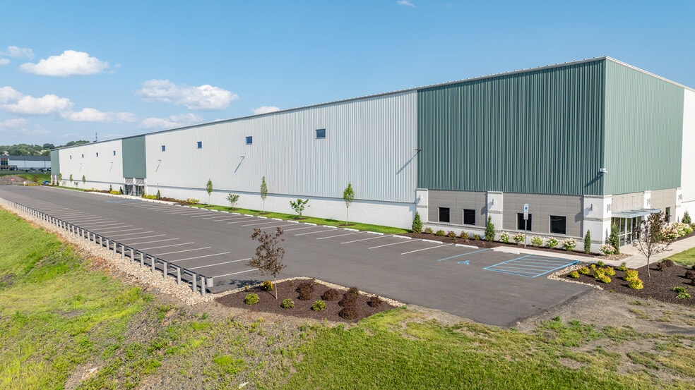 137-147 Commonwealth Dr, Jenkins, PA for lease - Building Photo - Image 2 of 9