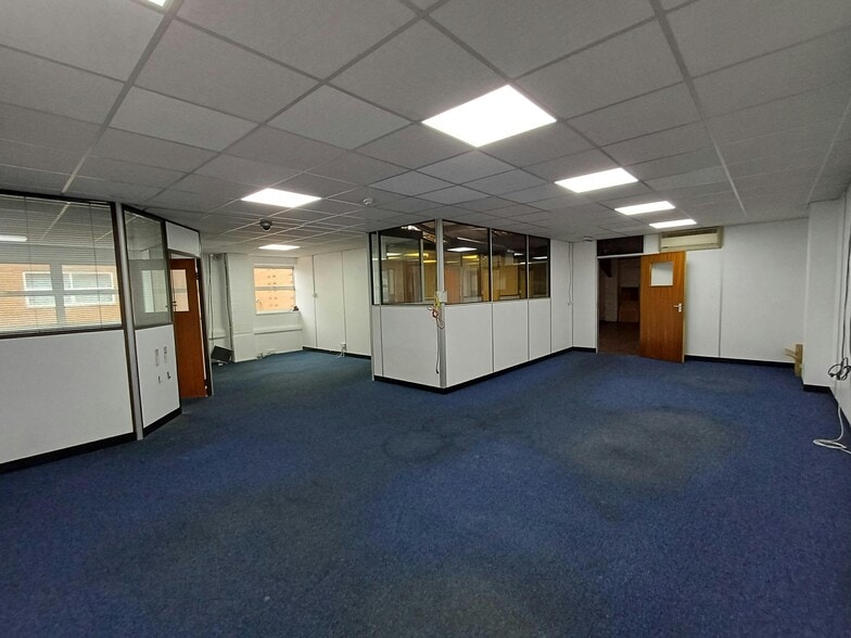Rutherford Way, Crawley for lease - Building Photo - Image 2 of 8
