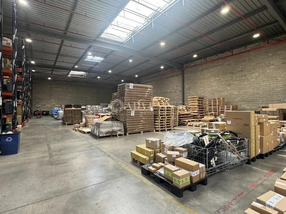 Industrial in Stains for lease Interior Photo- Image 1 of 8