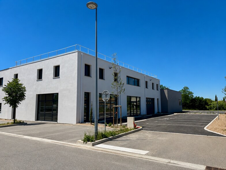 Bureau/Commerce de détail dans Saint-Maximin-la-Sainte-Baume à louer - Photo du bâtiment - Image 3 de 11